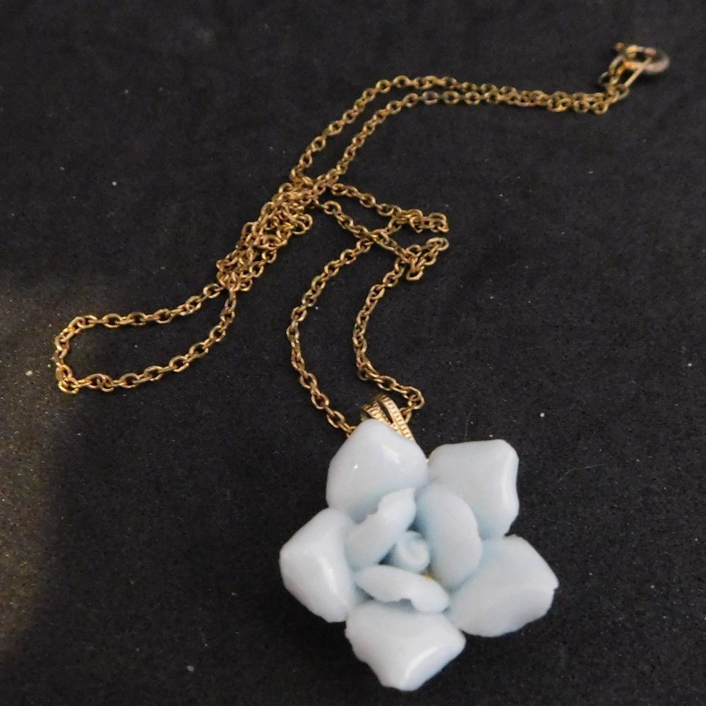 small blue flower necklace gold tone chain vintage